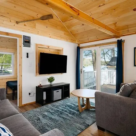 Scenic Cottage On Arbutus Lake Traverse City Exterior photo