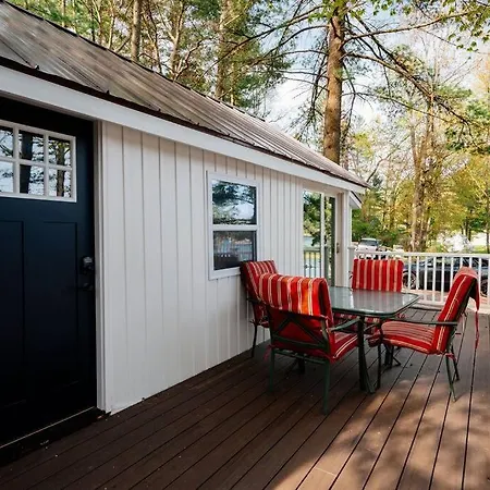 Scenic Cottage On Arbutus Lake Traverse City Exterior photo