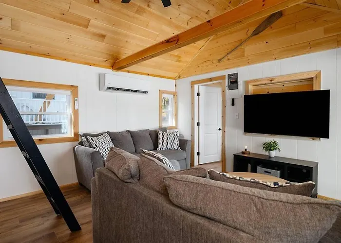Scenic Cottage On Arbutus Lake