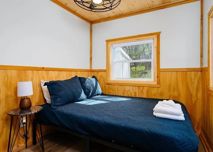 Scenic Cottage On Arbutus Lake